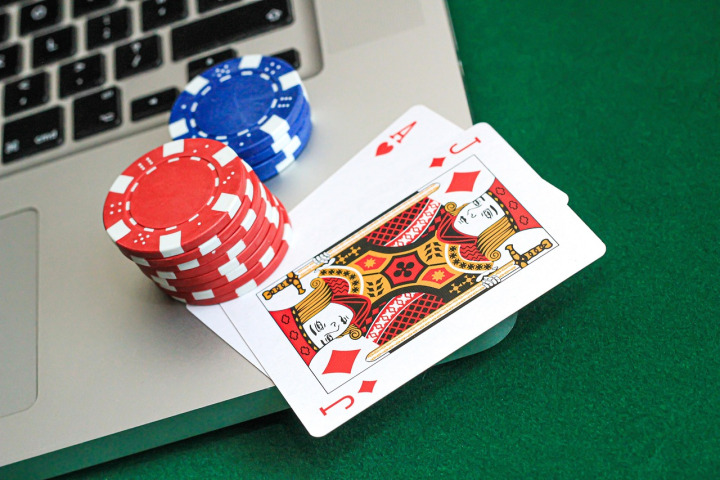 Playing cards symbolising weekly free spins at Rich88 Asean online casino