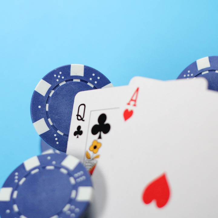 Casino chips representing daily cashback rewards at Rich88 Asean